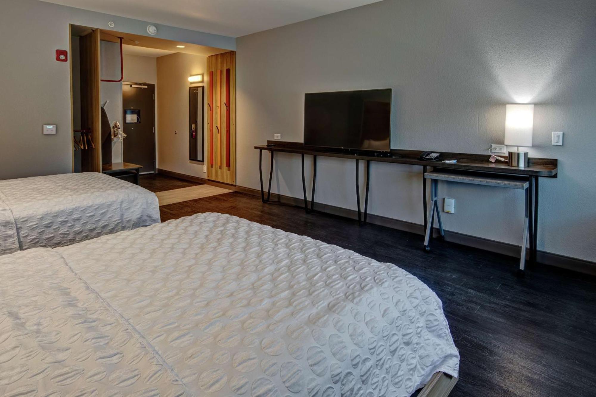 Tru By Hilton Roanoke Hollins Hotel Exterior photo